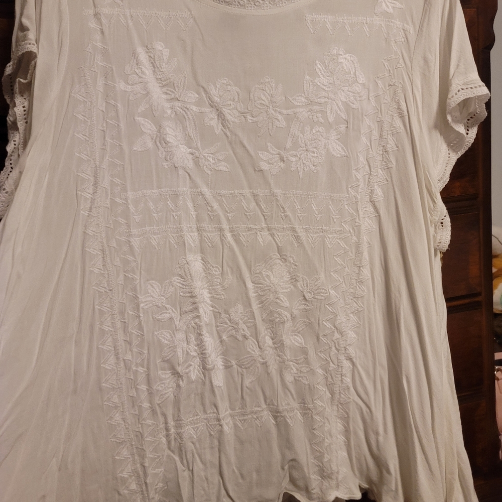 Torrid White Embroidered Blouse sz 3